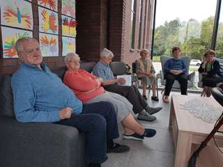 Obraz przedstawiający Rafał Ryszka z wizytą u seniorów