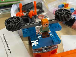 Obraz przedstawiający Szkolenie dla bibliotekarzy - obsługa robotów edukacyjnych